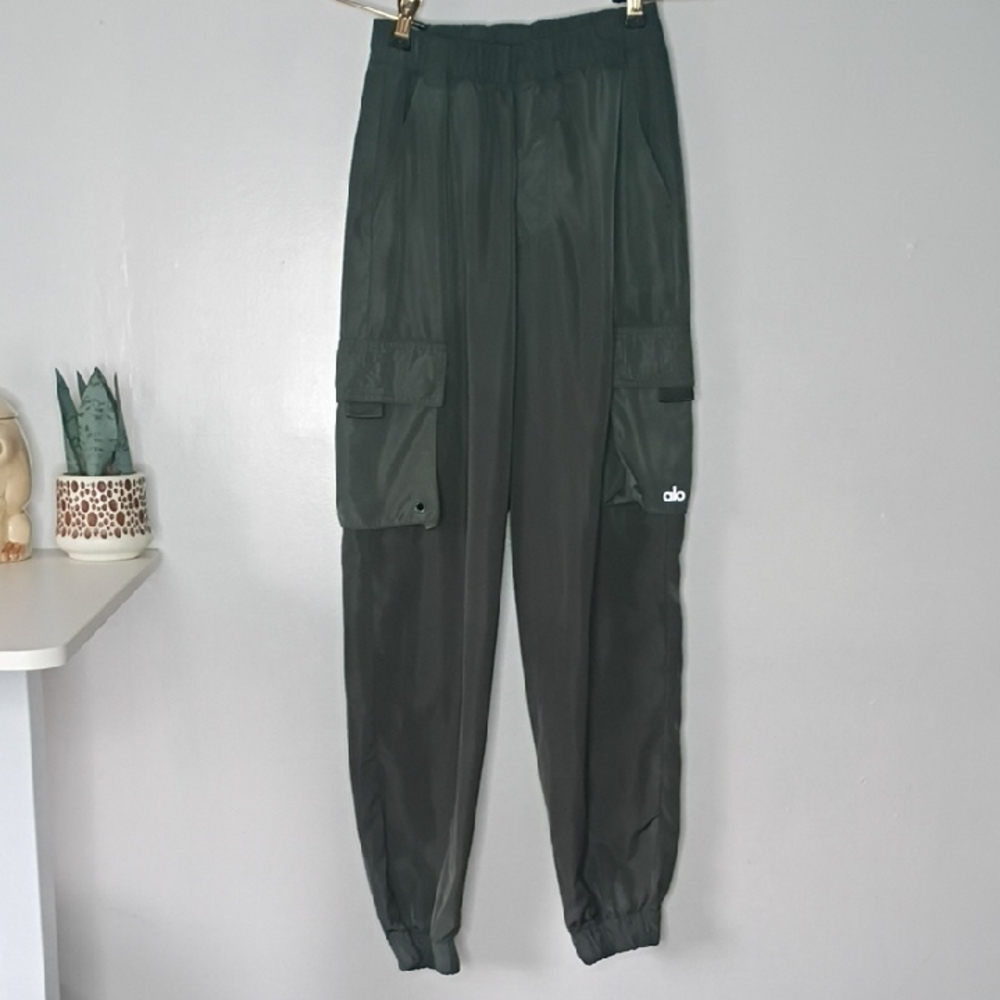 Alo Yoga IT GIRL Cargo Jogger Pants  Army Green Cargo Joggers
